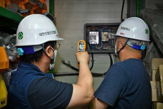 현대모비스와 대한산업안전협회 안전전문가가 경기 고양시에 위치한 대리점의 시설물을 점검하고 있는 모습. 현대모비스 제공